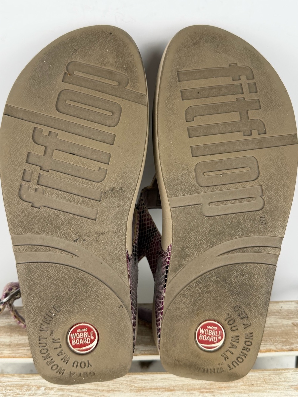 FitFlop sandals in a multicolored snake print with a T-strap design size 7 - Picture 12 of 12